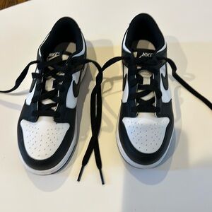 Nike low dunks. Like new! Size 1.5 little kid